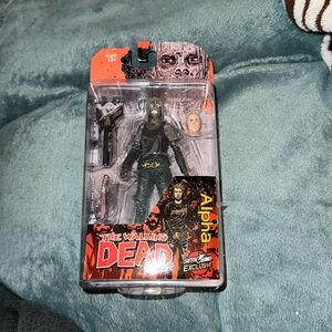 The walking dead skybound exclusive Alpha mcFarlane toys New